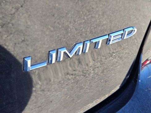 Used 2024 Chrysler Pacifica Limited FWD image 17