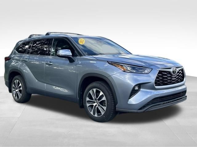 Used 2022 Toyota Highlander XLE AWD/4WD image 7
