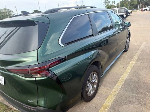 Used 2026 Toyota Sienna XLE FWD image 5