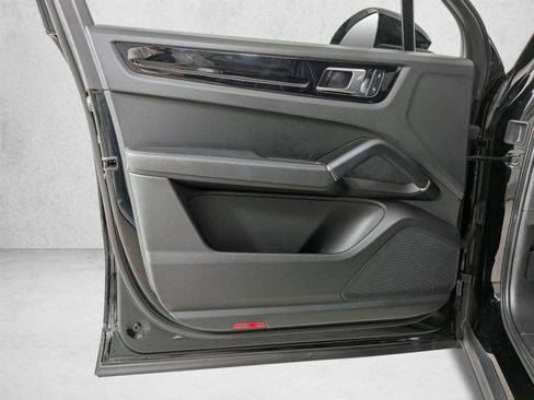 Certified 2023 Porsche Cayenne AWD/4WD image 13