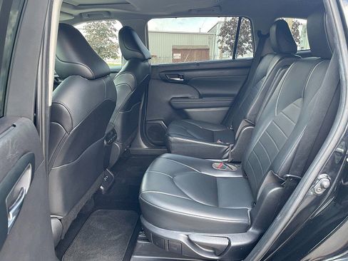 Used 2021 Toyota Highlander XLE image 31