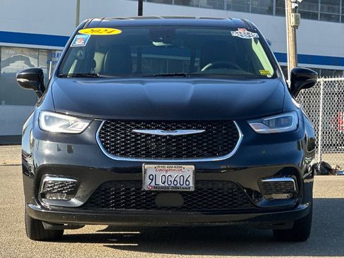 Used 2024 Chrysler Pacifica Select image 10
