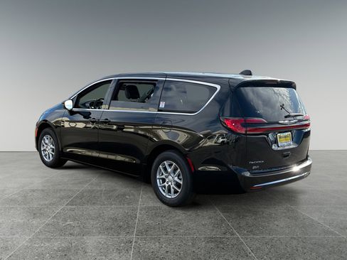 New 2026 Chrysler Pacifica Select image 3