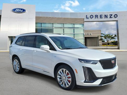 Used 2023 Cadillac XT6 Sport w/ Technology Package AWD/4WD image 3