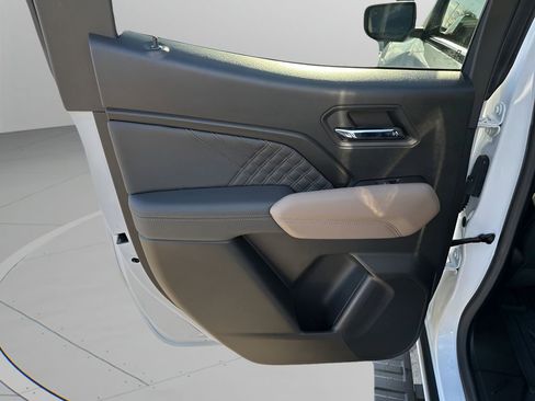 Used 2024 GMC Canyon Denali image 17