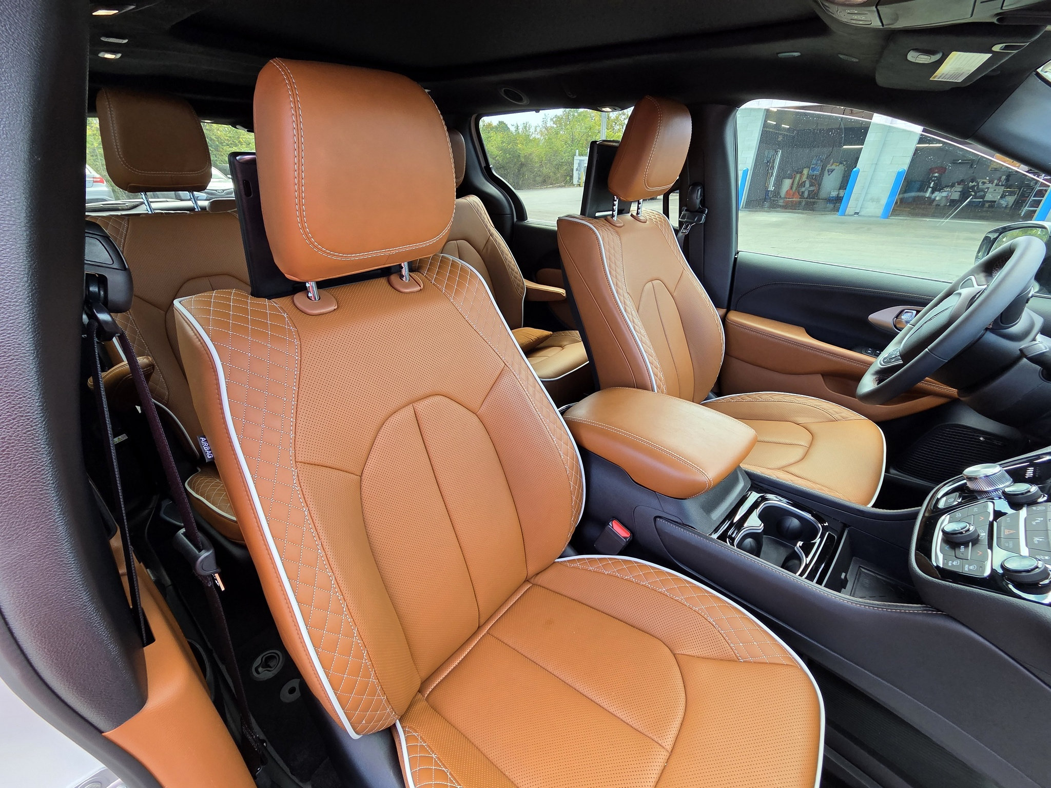 Used 2026 Chrysler Pacifica Pinnacle FWD image 2