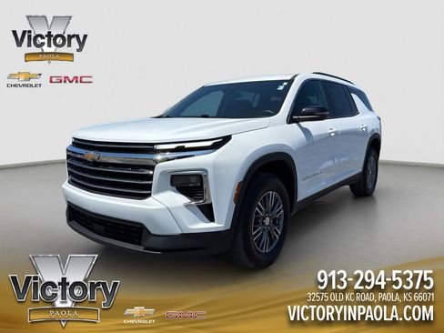 Used 2025 Chevrolet Traverse LT FWD image 1