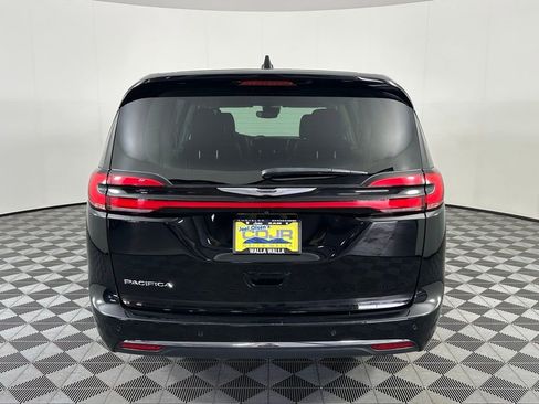 Used 2024 Chrysler Pacifica Touring-L image 18