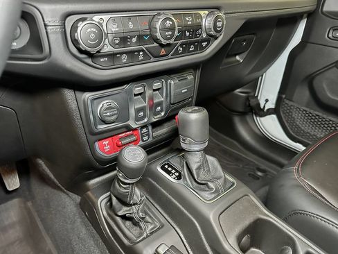 Used 2025 Jeep Wrangler Rubicon AWD/4WD image 42