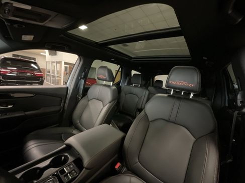 Used 2025 Honda Pilot TrailSport image 10