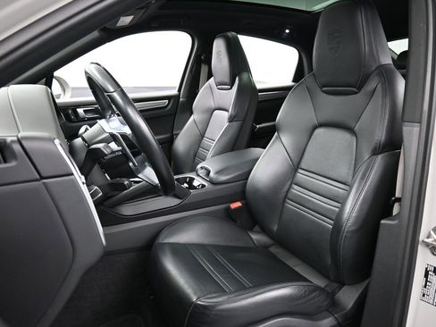 Certified 2023 Porsche Cayenne Platinum Edition image 5