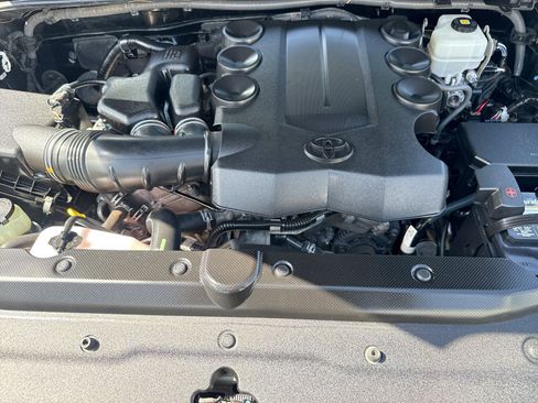 Used 2018 Toyota 4Runner SR5 AWD/4WD image 38