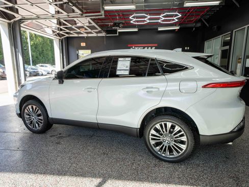 Used 2024 Toyota Venza XLE AWD/4WD image 2