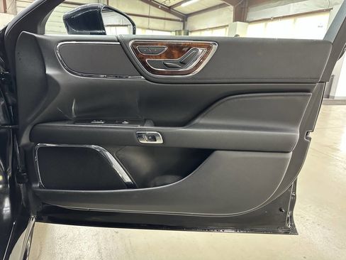 Used 2017 Lincoln Continental Select w/ Climate Package image 16