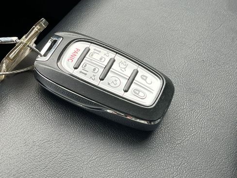 Used 2025 Chrysler Pacifica Select image 27