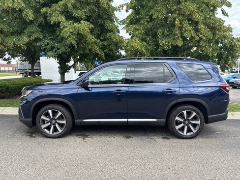 Used 2025 Honda Pilot Touring image 2