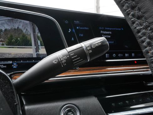 Used 2022 Cadillac Escalade Luxury AWD/4WD image 28