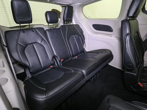 Used 2024 Chrysler Pacifica Touring-L image 21