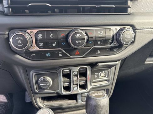 Used 2025 Jeep Wrangler Unlimited Sahara AWD/4WD image 27
