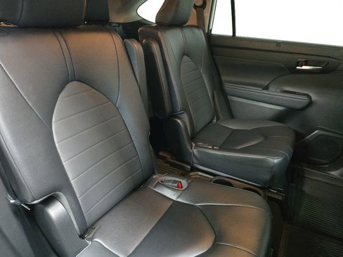 Used 2023 Toyota Highlander XLE AWD/4WD image 17