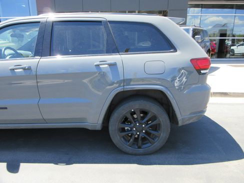 Used 2021 Jeep Grand Cherokee Laredo X AWD/4WD image 4
