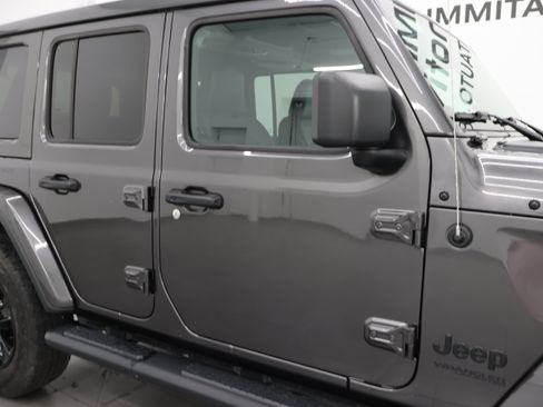 Used 2022 Jeep Wrangler Unlimited Sahara AWD/4WD image 22