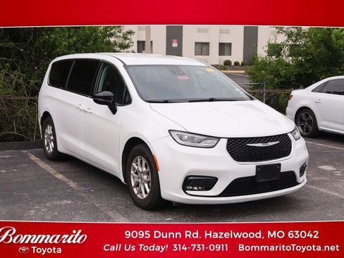 Used 2024 Chrysler Pacifica Touring-L FWD image 1