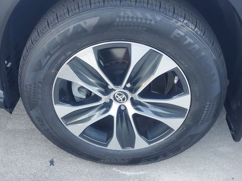 Used 2024 Toyota Highlander XLE image 4