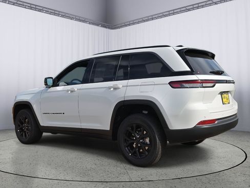 New 2026 Jeep Grand Cherokee Altitude RWD image 4