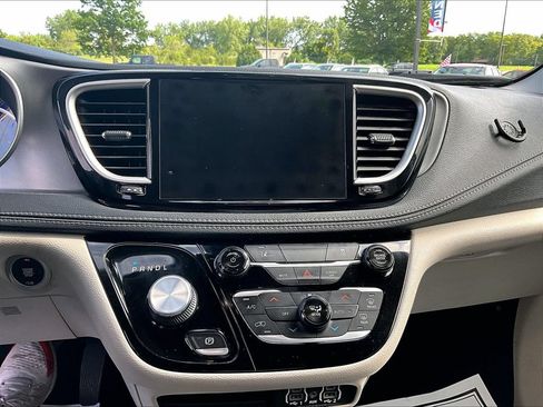 Used 2022 Chrysler Pacifica Touring-L FWD image 30