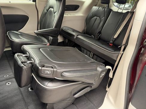 Used 2023 Chrysler Pacifica Limited image 30