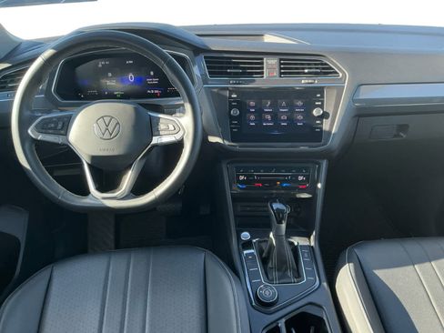 Used 2023 Volkswagen Tiguan SE w/ Panoramic Sunroof Package image 10