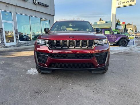 Used 2026 Jeep Grand Cherokee 4WD image 2