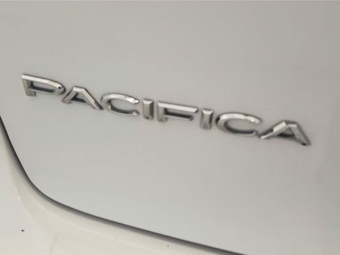 Used 2023 Chrysler Pacifica Touring-L FWD image 17