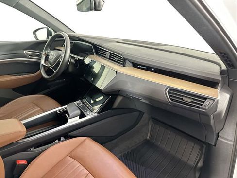 Used 2024 Audi Q8 e-tron Premium image 30