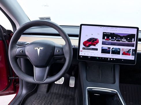 Used 2024 Tesla Model Y Performance image 3