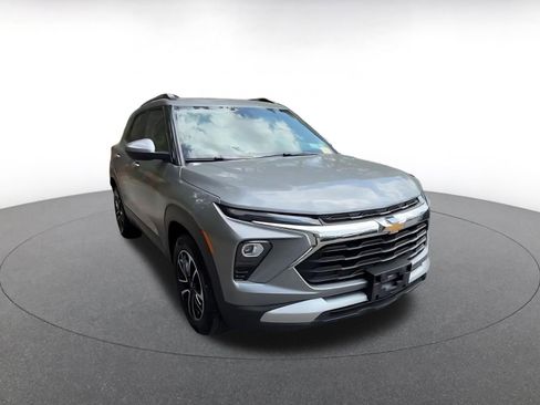 Used 2025 Chevrolet TrailBlazer LT image 3