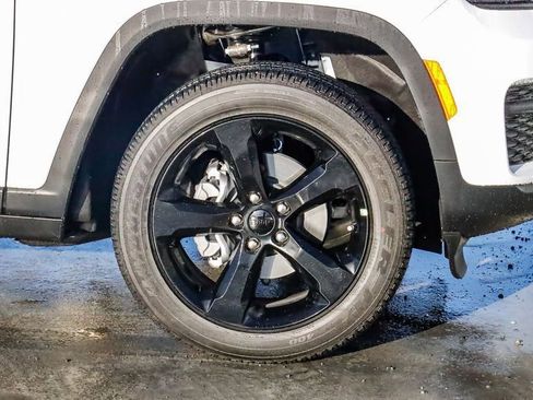 New 2025 Jeep Grand Cherokee Altitude image 11