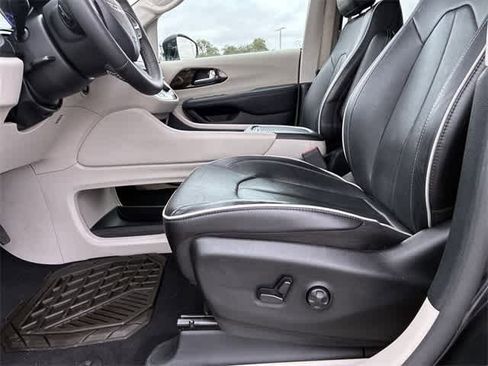 Used 2023 Chrysler Pacifica Limited image 18