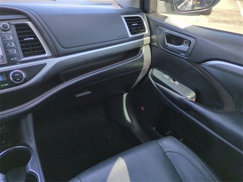 Used 2017 Toyota Highlander Limited image 17