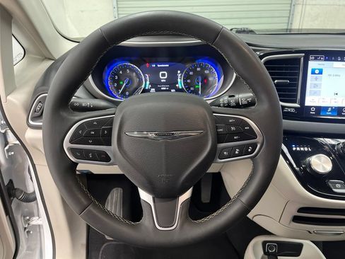 Used 2024 Chrysler Pacifica Touring-L FWD image 16