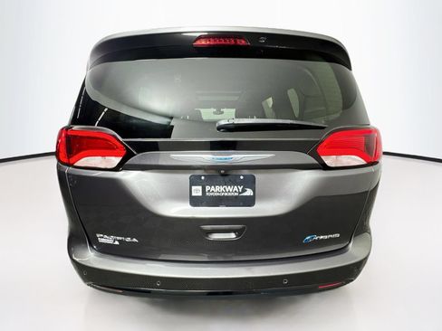 Used 2018 Chrysler Pacifica Limited FWD image 6