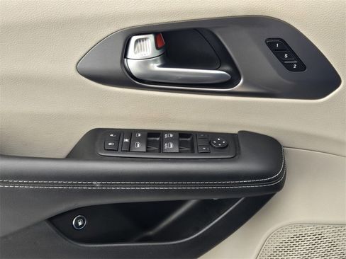 Used 2024 Chrysler Pacifica Select image 23