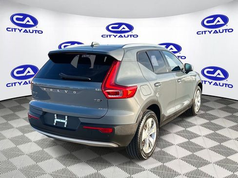 Used 2022 Volvo XC40 T5 Momentum image 3