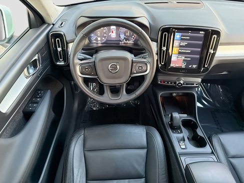 Used 2022 Volvo XC40 T5 Momentum image 17