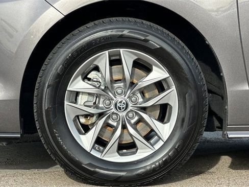 Used 2024 Toyota Sienna XLE image 29