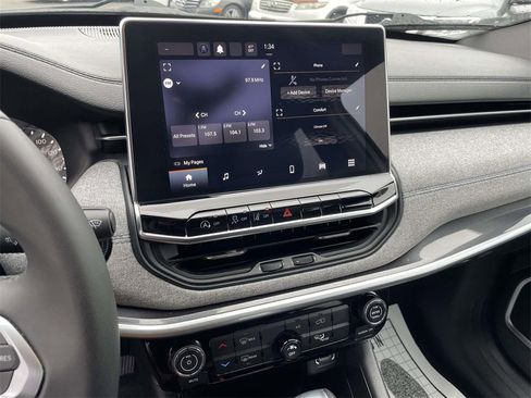 Used 2024 Jeep Compass Latitude image 23