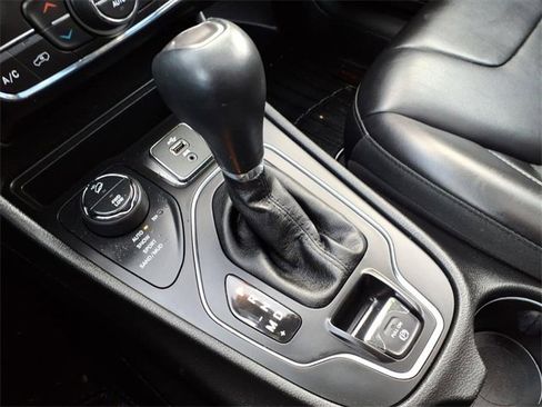 Used 2019 Jeep Cherokee Latitude Plus w/ Comfort/Convenience Group image 21