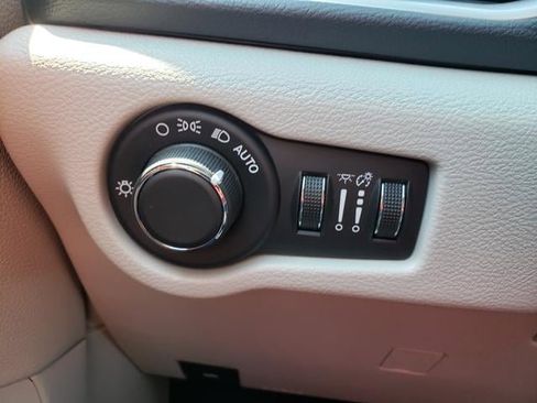 Used 2017 Chrysler Pacifica Touring FWD image 24