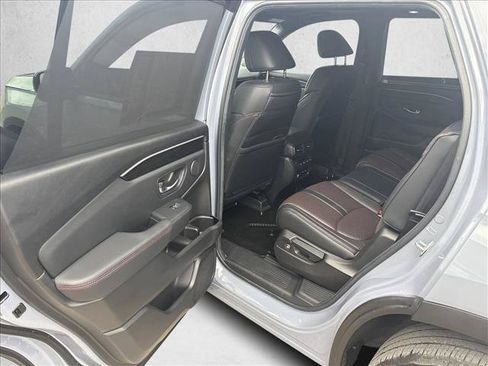 Used 2025 Honda Pilot Black Edition image 17